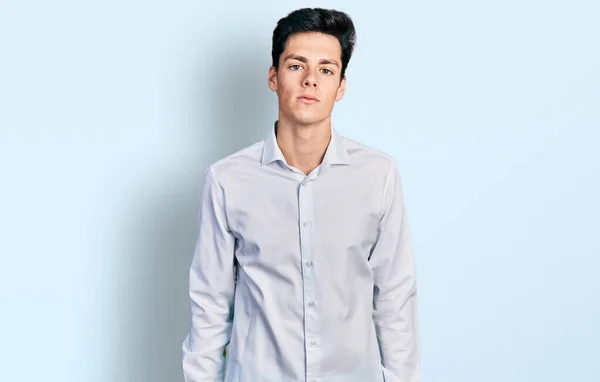 Νεαρός Ισπανόφωνος Επιχειρηματίας Που Φοράει Επαγγελματικά Ρούχα Χαλαρός Σοβαρή Έκφραση — Φωτογραφία Αρχείου