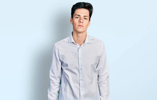 Joven Hombre Negocios Hispano Vestido Con Ropa Negocios Relajado Con — Foto de Stock