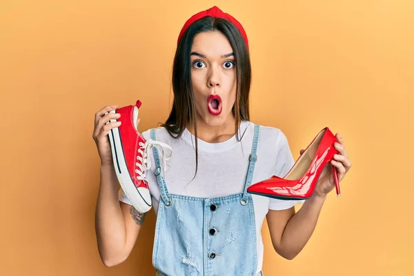 Young Hispanic Girl Choosing High Heel Shoes Sneakers Afraid Shocked — Stock Photo, Image