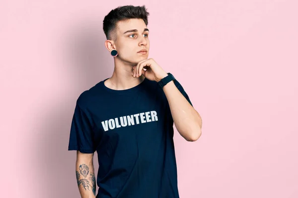 Kulakları Genişlemiş Eli Çenesinde Gönüllü Tişörtü Giymiş Soru Soran Düşünceli — Stok fotoğraf