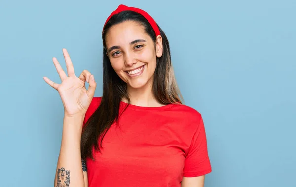 Jonge Latijns Amerikaanse Vrouw Draagt Casual Kleding Lachend Positief Doet — Stockfoto