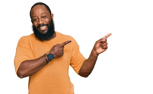 Joven Afroamericano Vestido Con Ropa Casual Sonriendo Mirando Cámara Apuntando — Foto de Stock