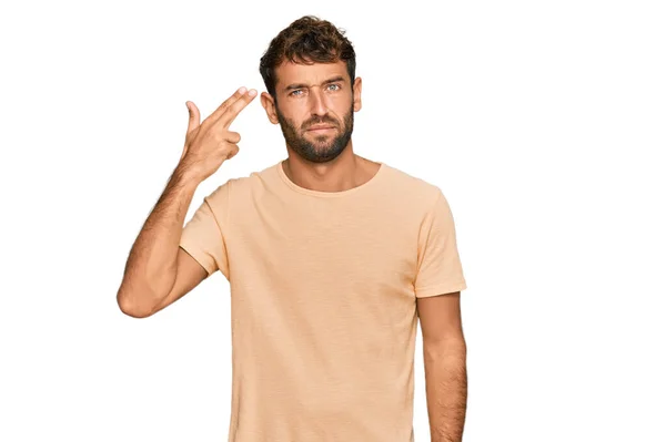 Knappe Jongeman Met Baard Die Casual Tshirt Draagt Zichzelf Neerschiet — Stockfoto