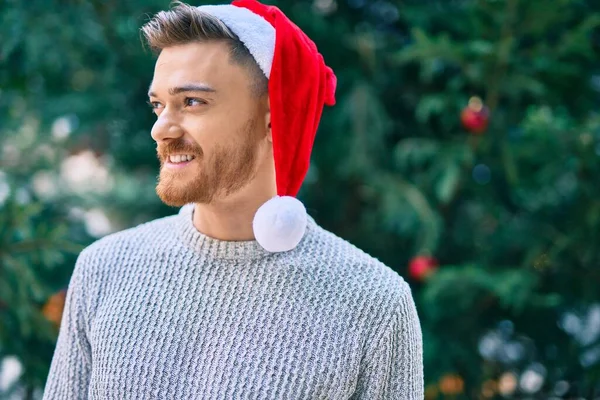 Jonge Blanke Man Glimlachend Gelukkig Met Kerstmuts Het Park — Stockfoto