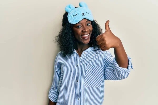 Mulher Jovem Africana Bonita Usando Máscara Sono Pijama Sorrindo Feliz — Fotografia de Stock