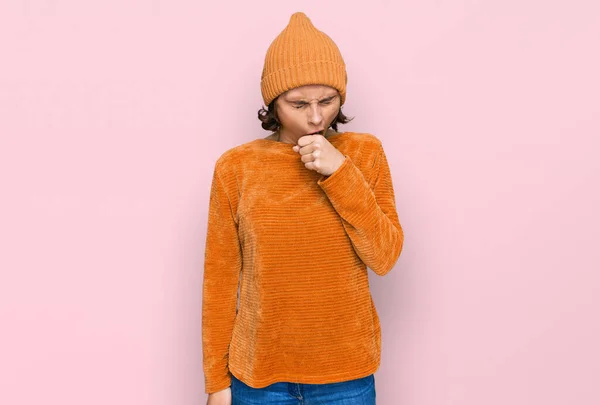 カジュアルな服やウールキャップを身に着けている若いヒスパニック女性は気分が悪く 風邪や気管支炎の症状として咳をします ヘルスケアの概念 — ストック写真