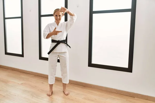 Vit Ung Blond Kvinna Karate Kimono Och Svart Bälte Leende — Stockfoto