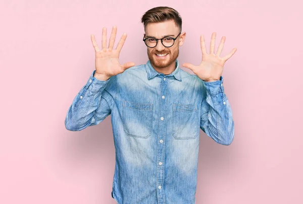 Mladý Zrzek Muž Sobě Ležérní Džínové Košile Ukazuje Ukazuje Prsty — Stock fotografie