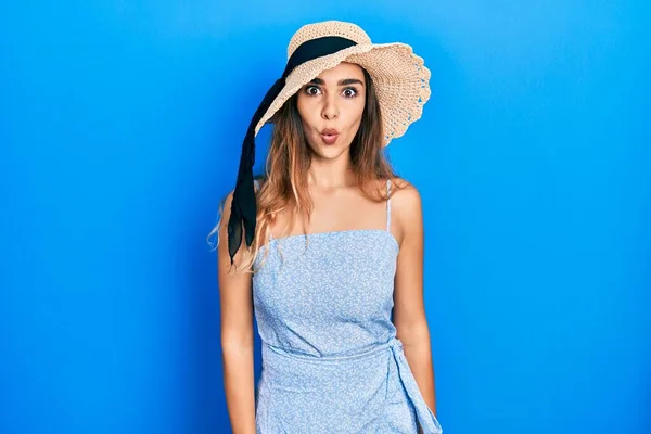 Joven Chica Hispana Con Sombrero Verano Asustada Sorprendida Con Expresión —  Fotos de Stock