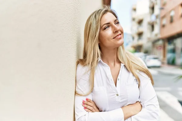 Mulher Loira Bonita Sorrindo Feliz Inclinando Parede Livre Dia Ensolarado — Fotografia de Stock