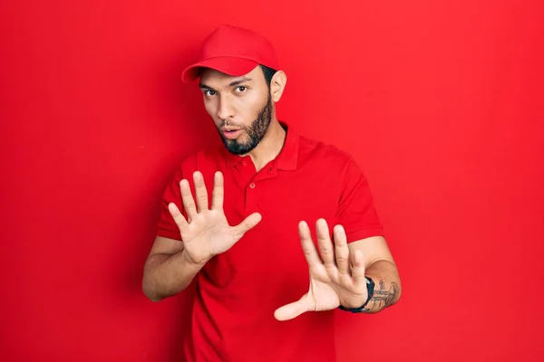 Hispanischer Mann Mit Bart Lieferuniform Und Mütze Der Die Hände — Stockfoto