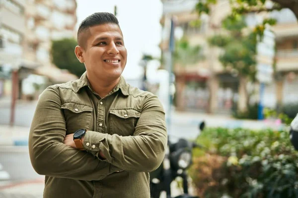 Junger Lateinischer Mann Mit Verschränkten Armen Lächelt Glücklich Die Stadt — Stockfoto