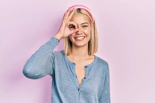 Mooie Blonde Vrouw Staan Roze Achtergrond Doen Gebaar Met Hand — Stockfoto