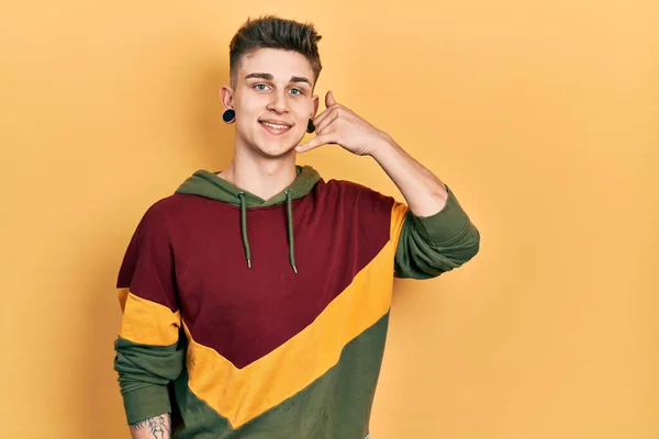 Joven Chico Caucásico Con Dilatación Orejas Usando Sudadera Casual Sonriendo — Foto de Stock