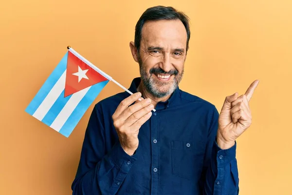 Orta Yaşlı Spanyol Bir Adam Elinde Küba Bayrağı Tutarken Mutlu — Stok fotoğraf