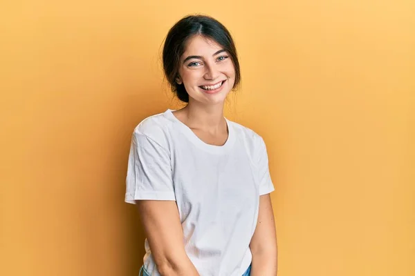 Joven Mujer Caucásica Vistiendo Camiseta Blanca Casual Con Aspecto Positivo — Foto de Stock