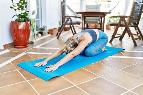 Prachtige Blanke Vrouw Training Stretching Het Terras Bij Haar Huis — Stockfoto