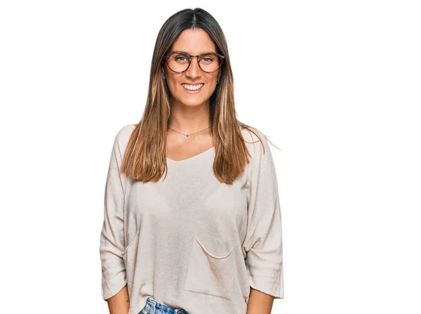 Jovem Mulher Vestindo Roupas Casuais Óculos Com Sorriso Feliz Legal — Fotografia de Stock