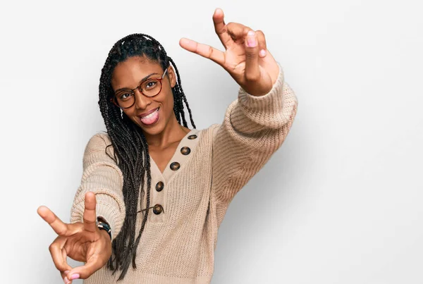 Mulher Afro Americana Vestindo Roupas Casuais Sorrindo Com Língua Para — Fotografia de Stock