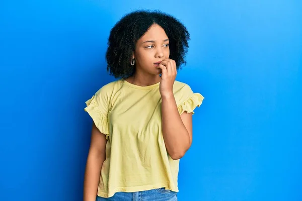 Mladá Afro Americká Dívka Nosí Ležérní Oblečení Vypadá Vystresovaně Nervózně — Stock fotografie