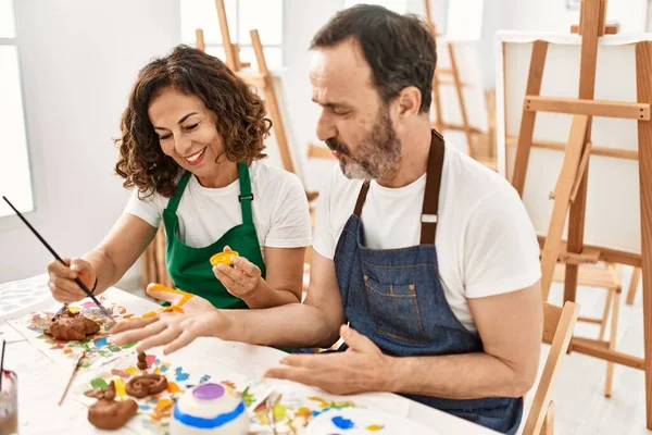 Deux Étudiants Âge Moyen Souriant Mains Peinture Heureux Studio Art — Photo