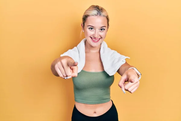 Spor Kıyafetleri Havlu Giymiş Genç Sarışın Kız Parmaklarıyla Seni Kamerayı — Stok fotoğraf