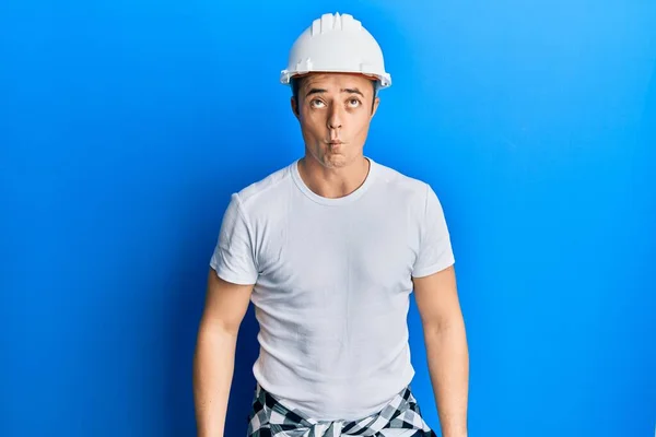 Bonito Jovem Vestindo Uniforme Construtor Hardhat Fazendo Cara Peixe Com — Fotografia de Stock