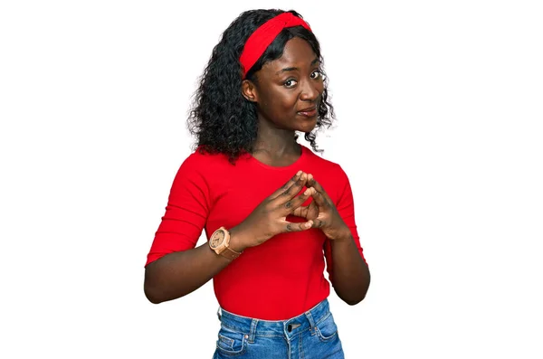 Mulher Jovem Africana Bonita Vestindo Roupas Casuais Mãos Juntas Dedos — Fotografia de Stock