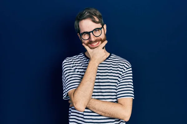 Caucasian Man Beard Wearing Striped Shirt Glasses Looking Confident Camera — Stock Photo, Image