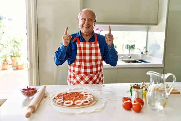 Senior Man Grey Hair Cooking Pizza Home Kitchen Amazed Surprised — Stock Photo, Image