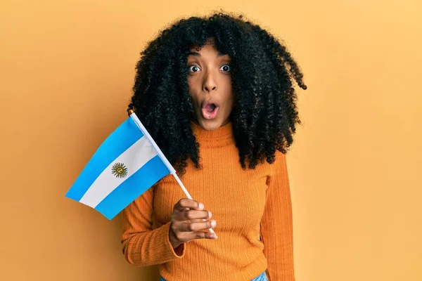 Afrikai Amerikai Afro Haj Gazdaság Argentina Zászló Rémült Csodálkozott Nyitott — Stock Fotó