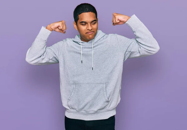 Ein Junger Gutaussehender Hispanischer Mann Lässigem Sweatshirt Der Stolz Lächelnd — Stockfoto