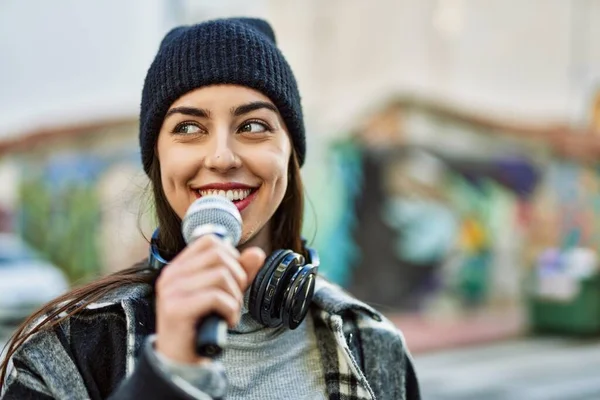 Mladá Hispánka Šťastně Usmívá Pomocí Sluchátek Mikrofonu Městě — Stock fotografie