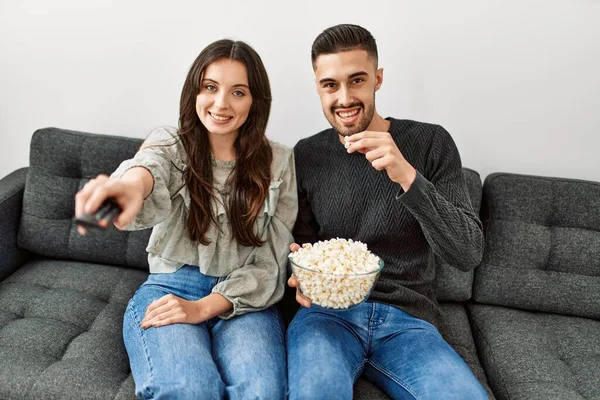 Unga Latinamerikanska Par Ler Glada Sitter Soffan Hemma — Stockfoto