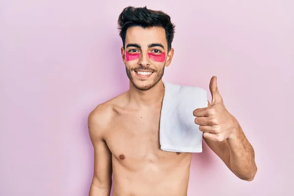 Fiatal Spanyol Férfi Félmeztelen Visel Törölköző Szemzsák Foltok Mosolyogva Boldog — Stock Fotó