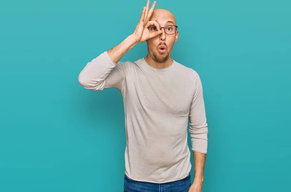 Homem Careca Com Barba Vestindo Roupas Casuais Óculos Fazendo Gesto — Fotografia de Stock