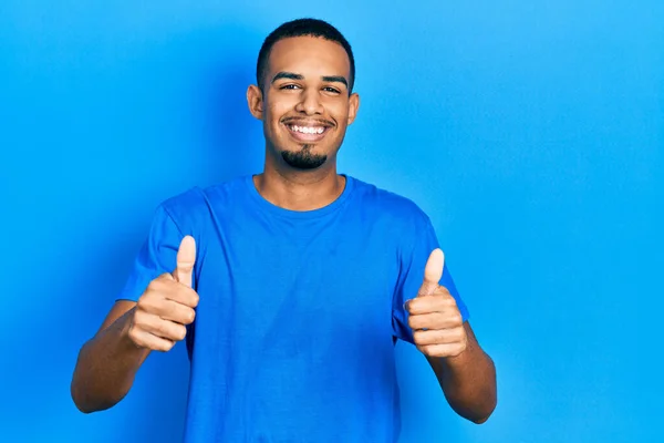Giovane Uomo Afroamericano Indossa Casual Shirt Blu Approvando Facendo Gesto — Foto Stock