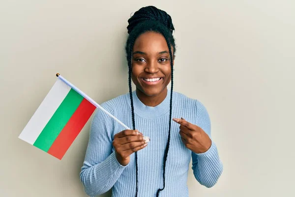 Africano Americano Mulher Com Trançado Cabelo Segurando Bandeira Búlgara Sorrindo — Fotografia de Stock