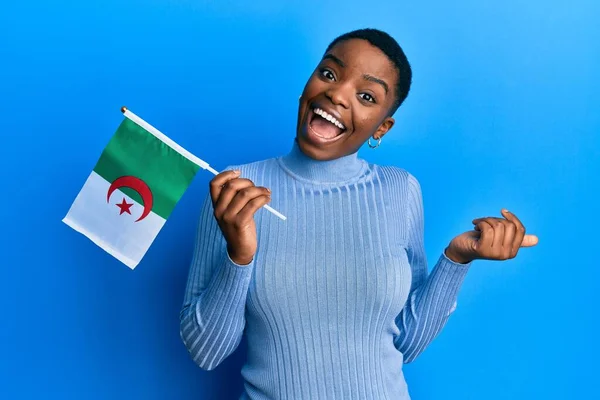 Young African American Woman Holding Algeria Flag Pointing Thumb Side — Stock Photo, Image