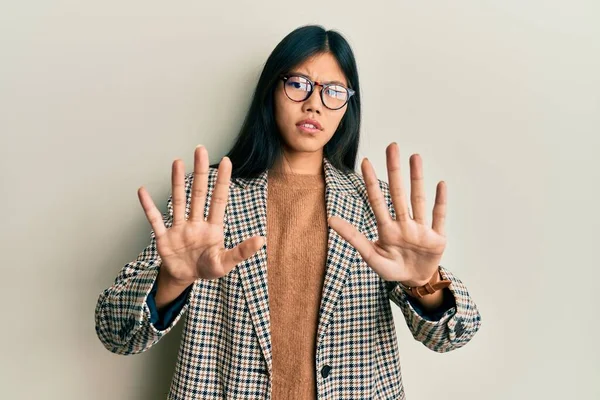 Joven Mujer China Con Estilo Negocios Gafas Haciendo Stop Gesture —  Fotos de Stock