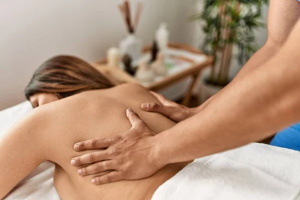 Mujer Recibiendo Masaje Espalda Centro Belleza — Foto de Stock