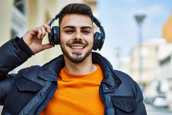 Hombre Hispano Guapo Con Barba Sonriendo Feliz Confiado Ciudad Vistiendo —  Fotos de Stock