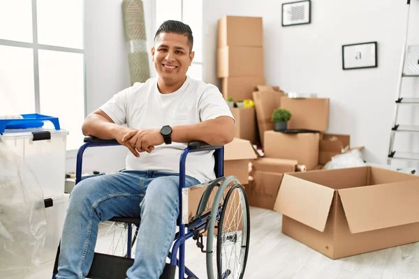 Młody Hiszpan Siedzi Wózku Inwalidzkim Nowym Domu Patrząc Pozytywnie Szczęśliwy — Zdjęcie stockowe