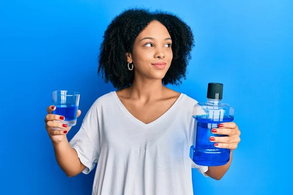 Junge Afrikanisch Amerikanische Mädchen Mit Mundwasser Für Frischen Atem Lächelnd — Stockfoto