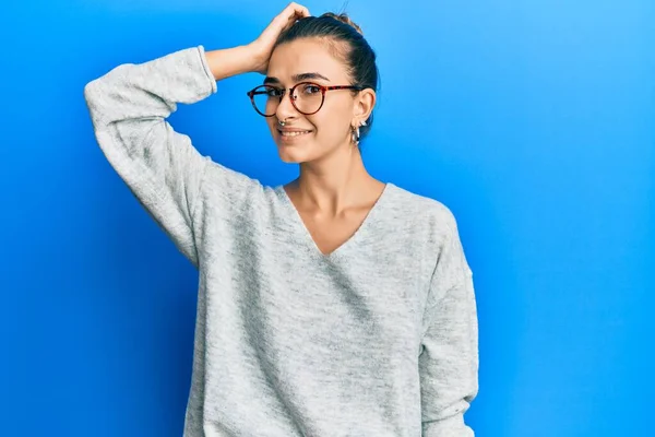 Mujer Hispana Joven Vistiendo Ropa Casual Sonriendo Confiada Tocando Cabello —  Fotos de Stock