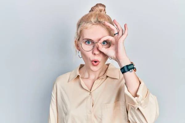 Sarışın Sıradan Bakışlar Gözlük Takan Güzel Beyaz Bir Kadın Şaşırmış — Stok fotoğraf