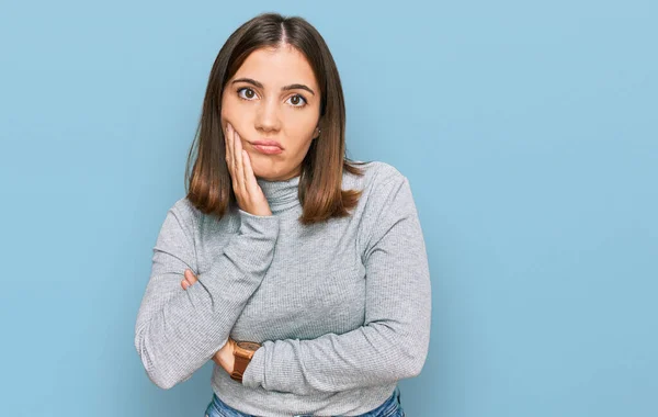 Giovane Bella Donna Indossa Casual Maglione Dolcevita Pensare Cercando Stanco — Foto Stock