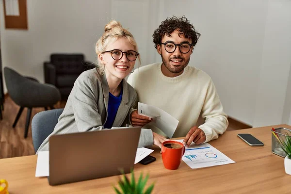 Dos Trabajadores Hispanos Sonriendo Felices Trabajando Oficina —  Fotos de Stock