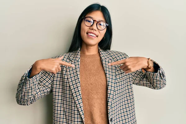 Νεαρή Κινέζα Γυναίκα Φορώντας Επιχειρηματικό Στυλ Και Γυαλιά Που Αναζητούν — Φωτογραφία Αρχείου