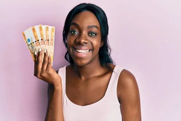 Joven Mujer Afroamericana Sosteniendo Billetes Peso Filipino Luciendo Positiva Feliz — Foto de Stock